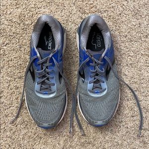 Brooks men’s gray & blue athletic sneaker shoes